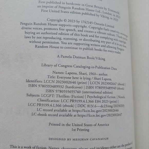 *NEW & SIGNED* Everyone Here Is Lying by Shari Lapena, 1st/1st First Edition, HC - Picture 4 of 4